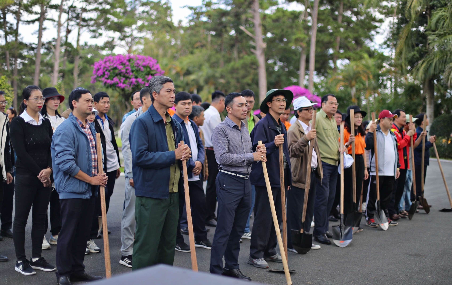 Đại diện lãnh đạo và cán bộ, công chức, viên chức, người lao động trong Khối tham gia lễ ra quân trồng cây