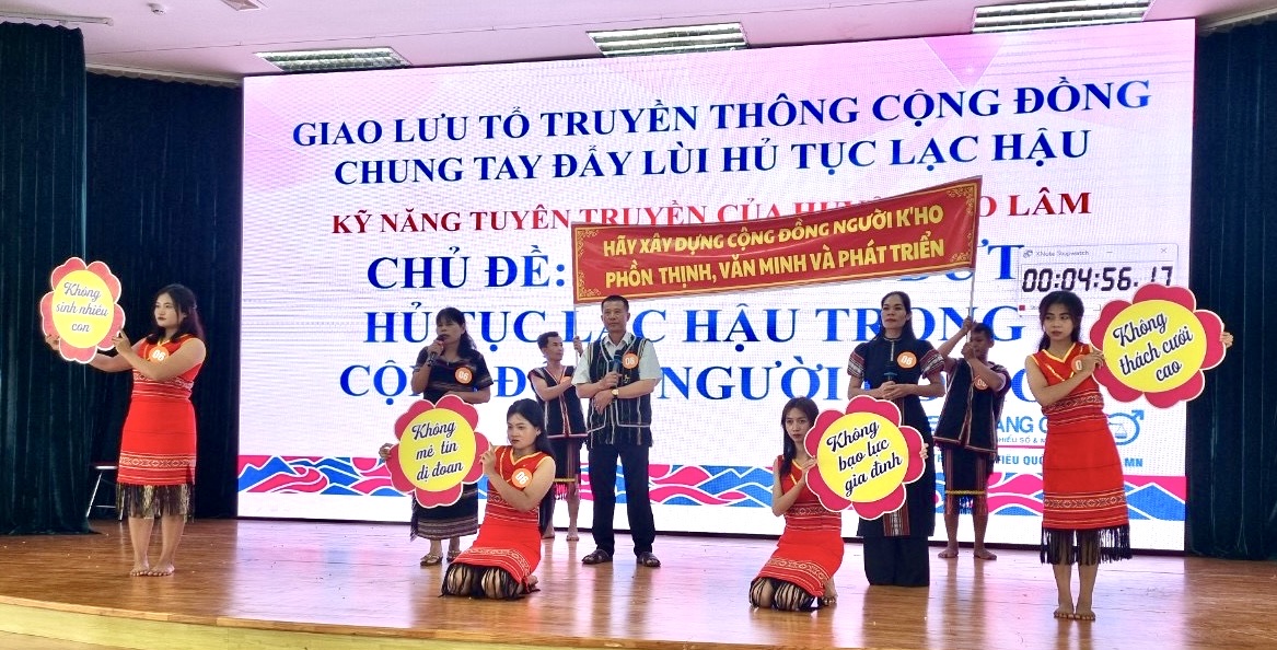 Các Tổ truyền thông cộng đồng thể hiện kỹ năng tuyên truyền