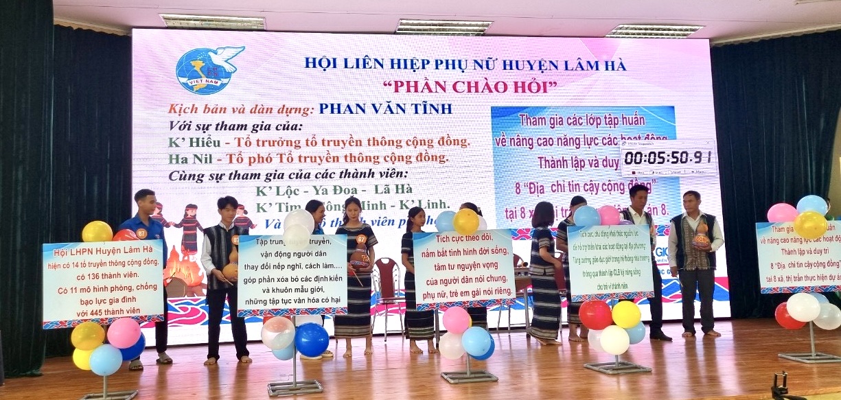 Phần thi chào hỏi với hình thức sân khấu hóa