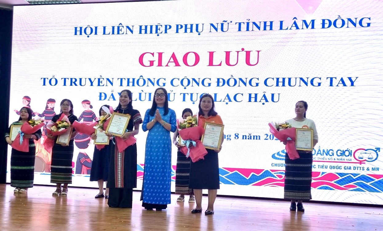 Trao giải cho các đội xuất sắc