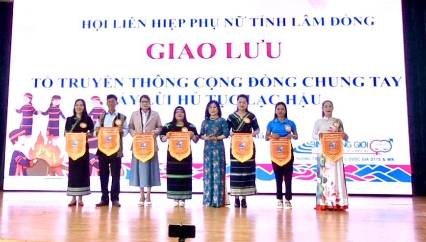 Trao cờ lưu niệm cho các đội tham gia giao lưu