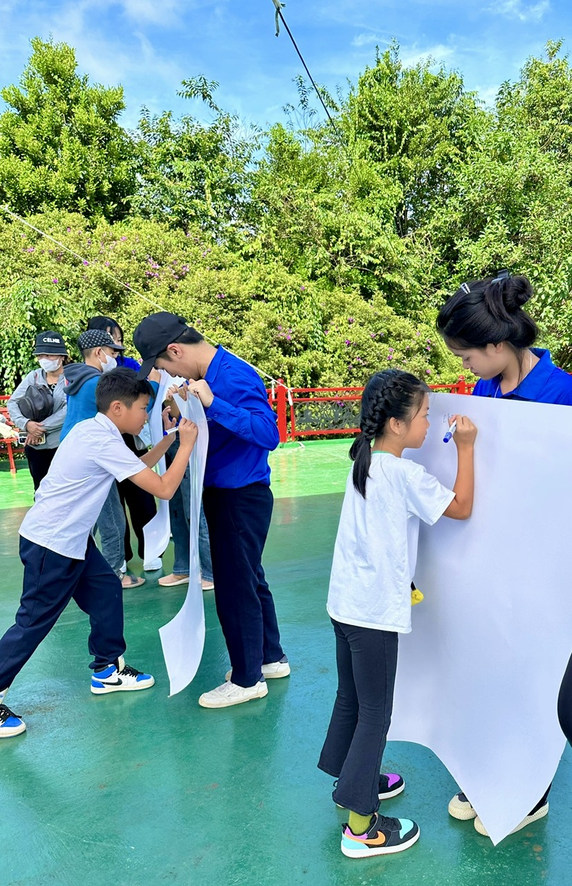 Các em thiếu nhi hào hứng tham gia các trò chơi