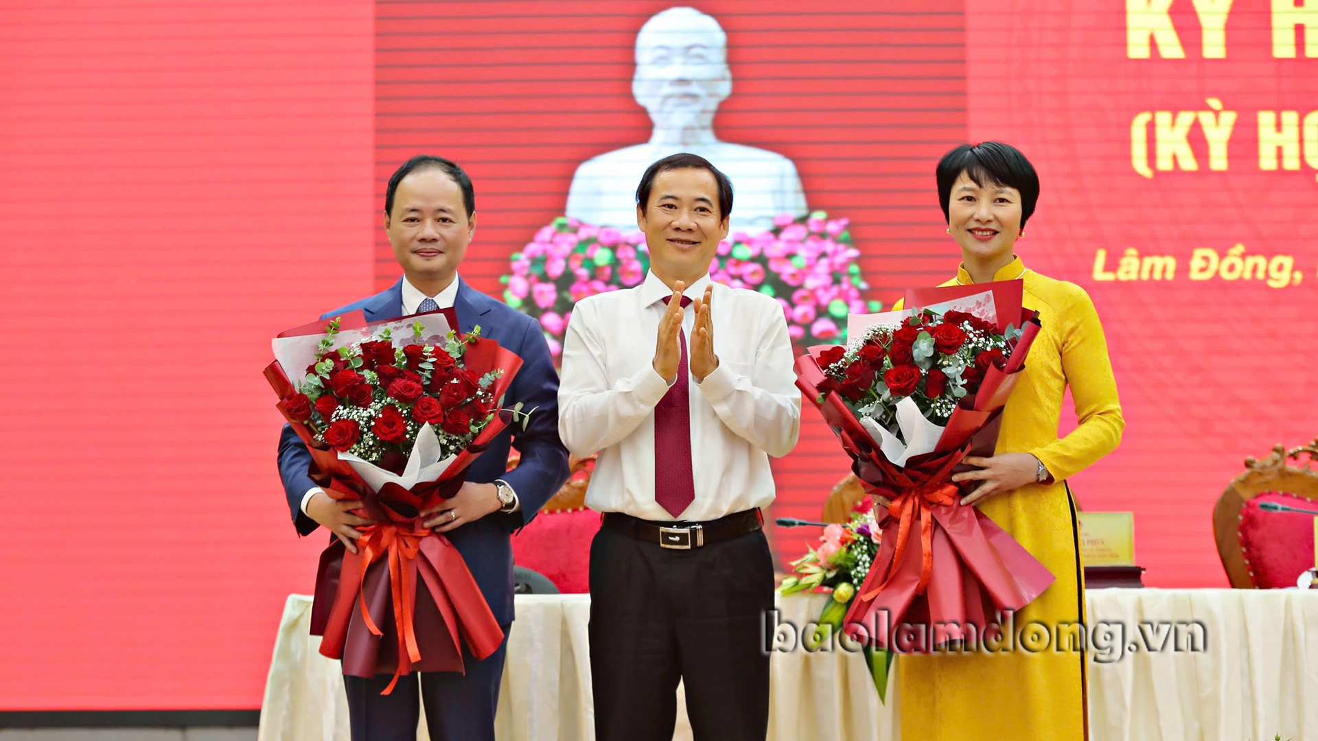 Quyền Bí thư Tỉnh ủy Lâm Đồng Nguyễn Thái Học và Chủ tịch HĐND tỉnh Phạm Thị Phúc tặng hoa chúc mừng tân Chủ tịch UBND tỉnh Trần Hồng Thái