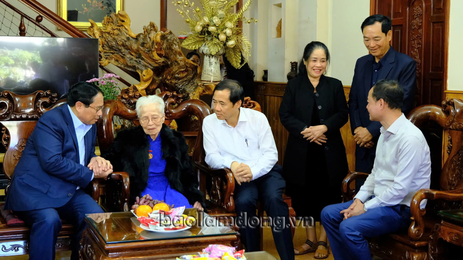 Thủ tướng Phạm Minh Chính và lãnh đạo tỉnh Lâm Đồng thăm hỏi tình hình sức khỏe Mẹ Việt Nam Anh hùng Trần Thị Thung và gia đình