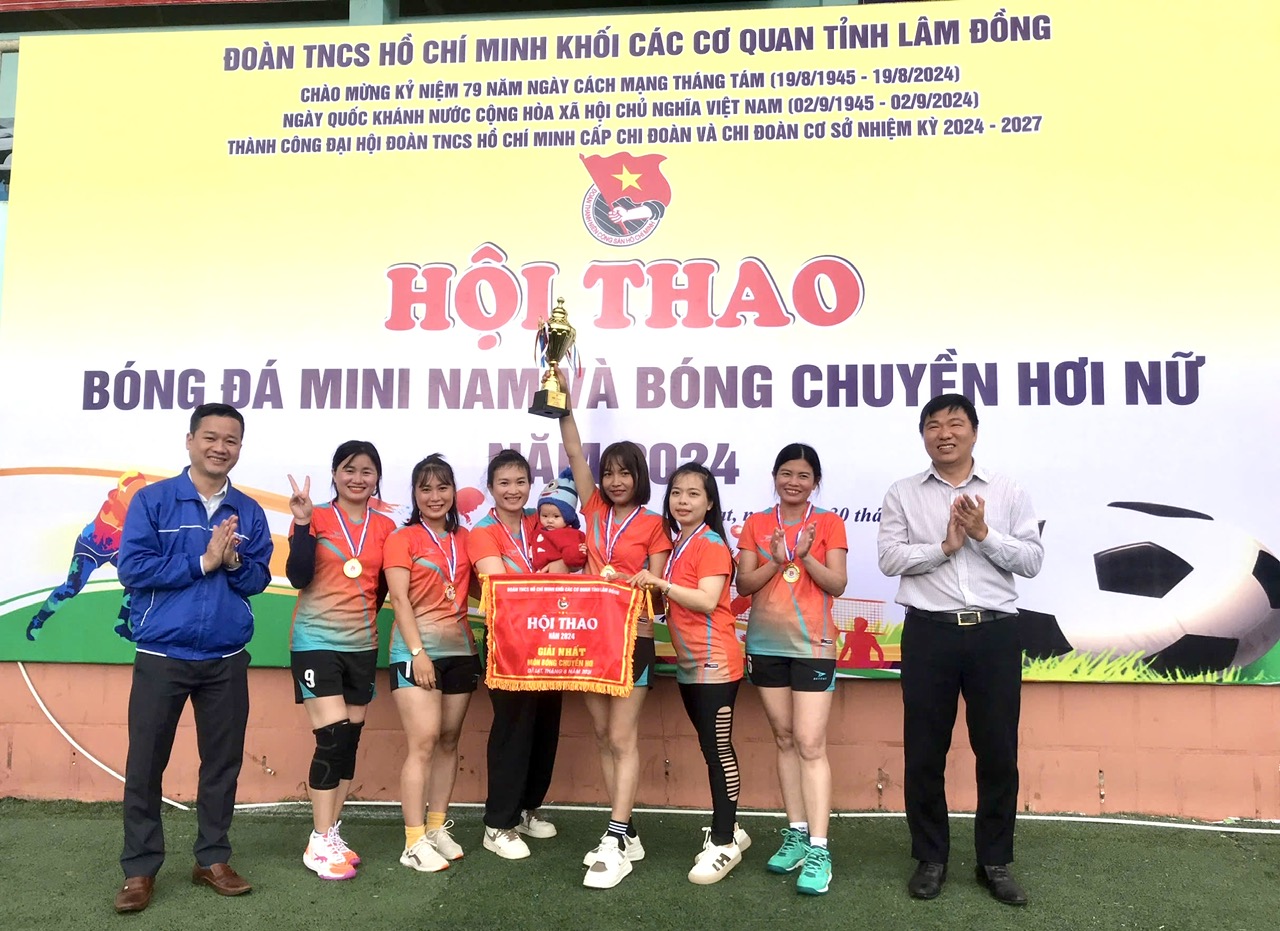 Trao giải nhất bóng chuyền hơi nữ