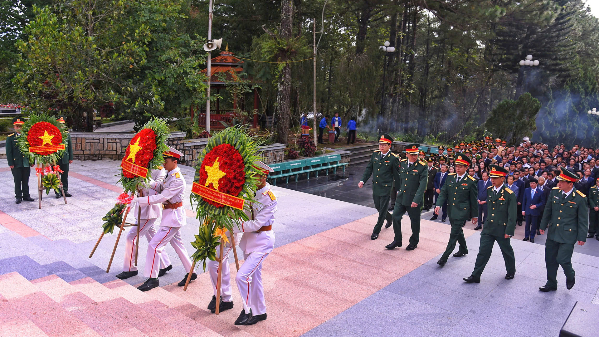 Lãnh đạo tỉnh, các đoàn đại biểu dâng hoa trên lễ đài