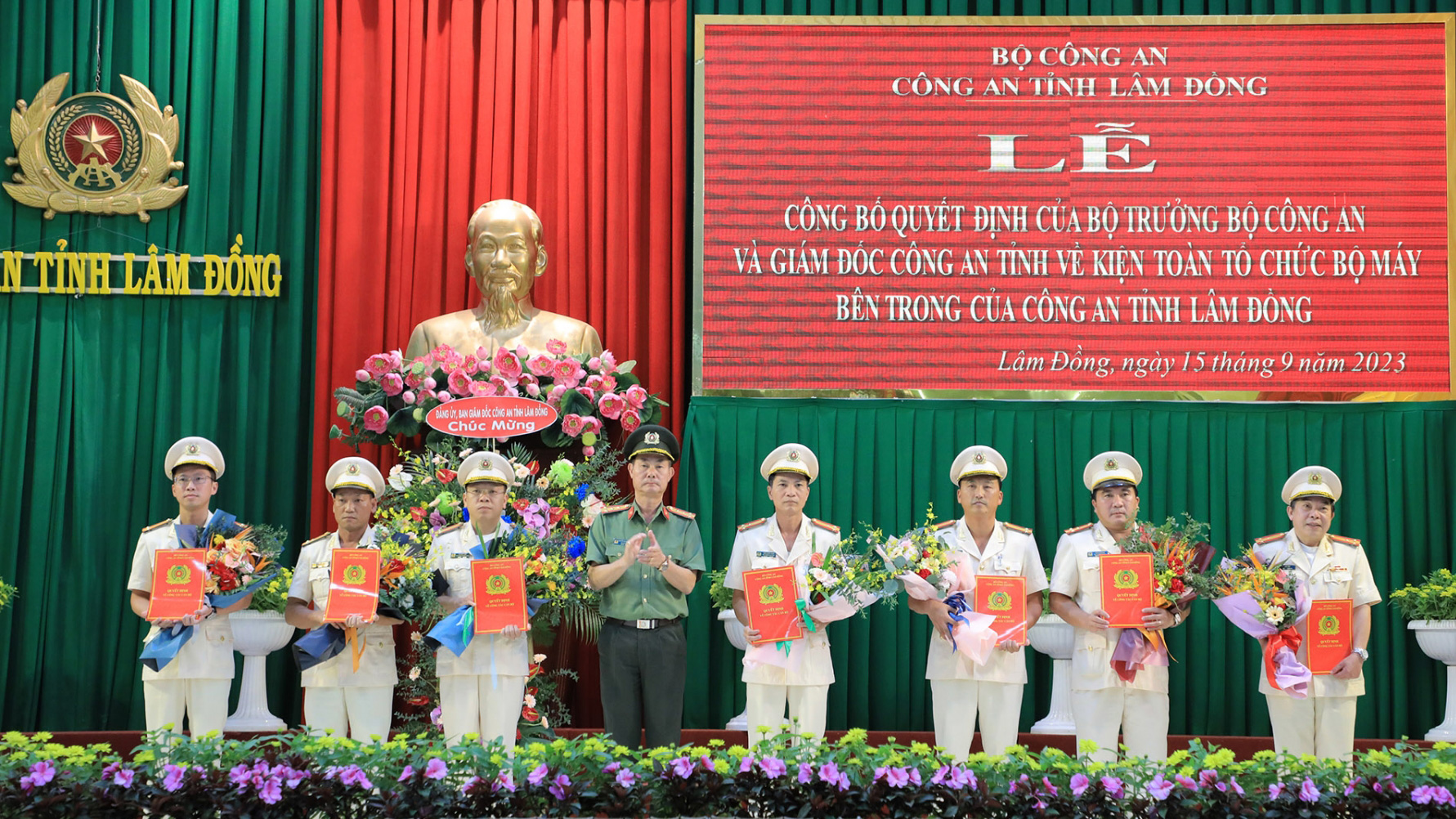 Đại Tá Lê Hồng Phong – Phó Giám đốc Công an tỉnh trao quyết định điều động và bổ nhiệm cho lãnh đạo cấp phó phòng, phó công an các địa phương