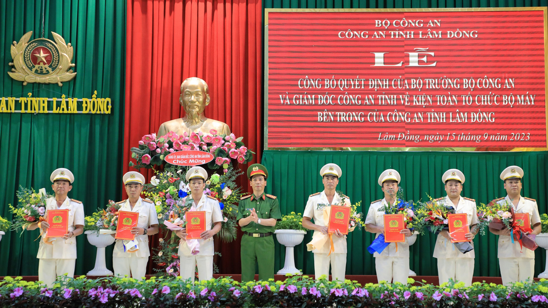 Đại Tá Đinh Xuân Huy - Phó Giám đốc Công an tỉnh trao quyết định và hoa cho các đồng chí cấp phó phòng và phó công an các địa phương