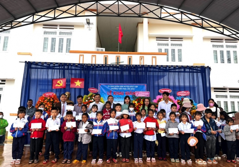 Công ty Thủy điện Đồng Nai trao học bổng cho học sinh nhân dịp khai giảng năm học mới