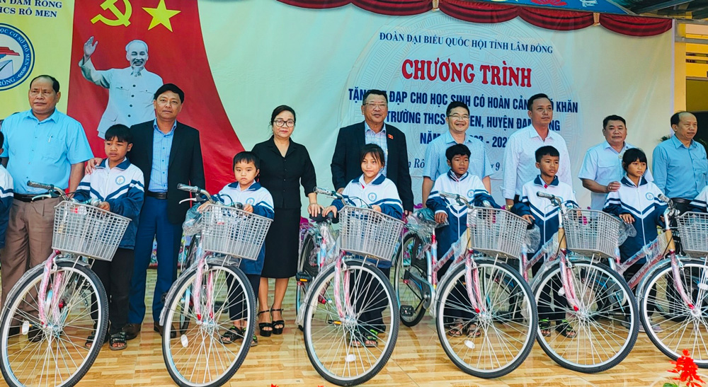 Đoàn ĐBQH tặng xe đạp cho học sinh có hoàn cảnh khó khăn huyện Đam Rông, Lâm Hà, Đơn Dương