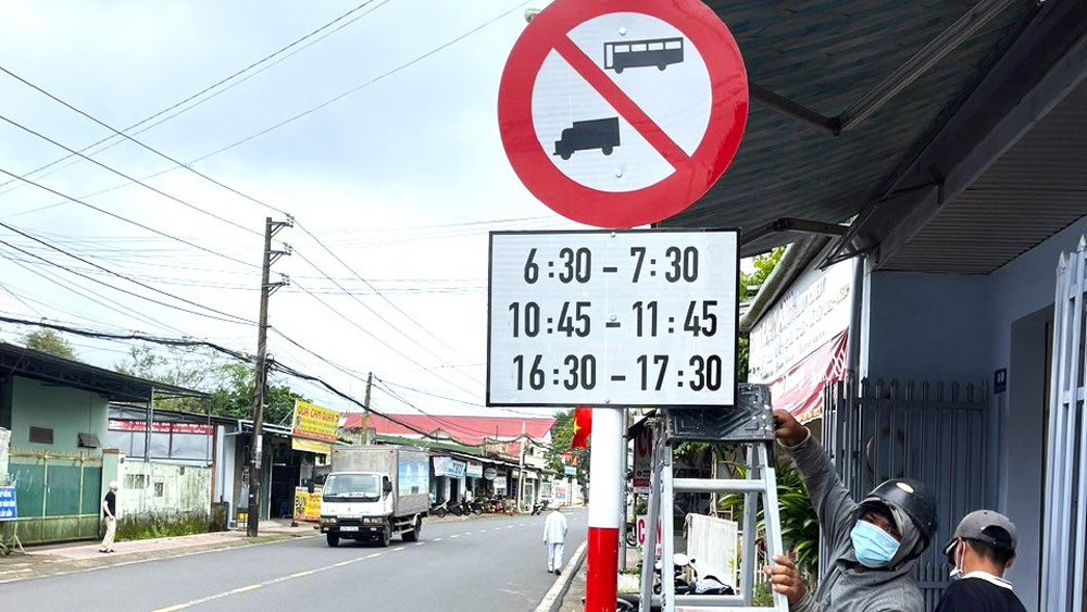 Biển cấm xe tải, xe khách trong các giờ cao điểm được lắp đặt trên tuyến đường Trần Quốc Toản (phường BLao), nơi có 3 trường học