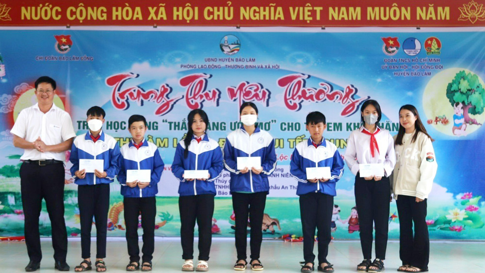 Ông Võ Hữu Lực - Phó Phòng Hành chính Lao động trao học bổng cho các em học sinh khó khăn xã Lộc Phú