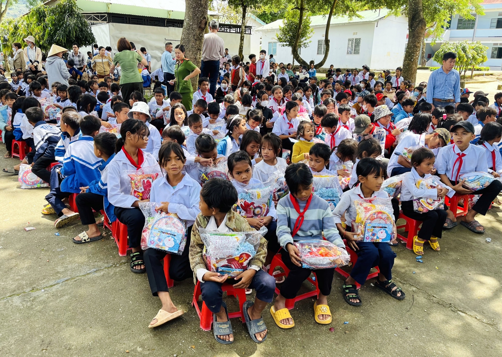 Niềm vui đón nhận quà trung thu của học sinh huyện nghèo Đam Rông
