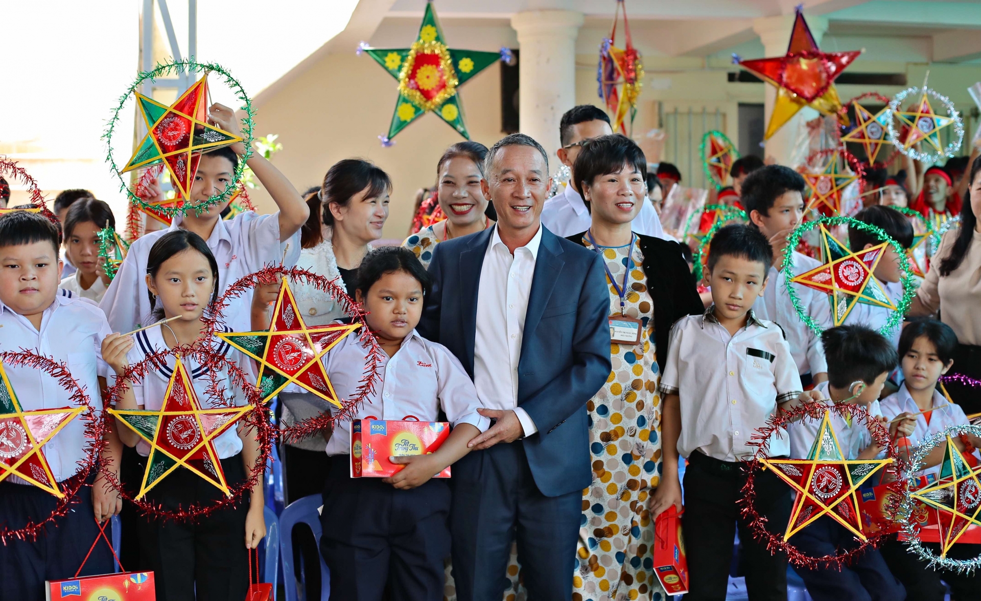 Chủ tịch UBND tỉnh Trần Văn Hiệp thăm, tặng quà trung thu cho trẻ em Trường Khiếm thính Lâm Đồng