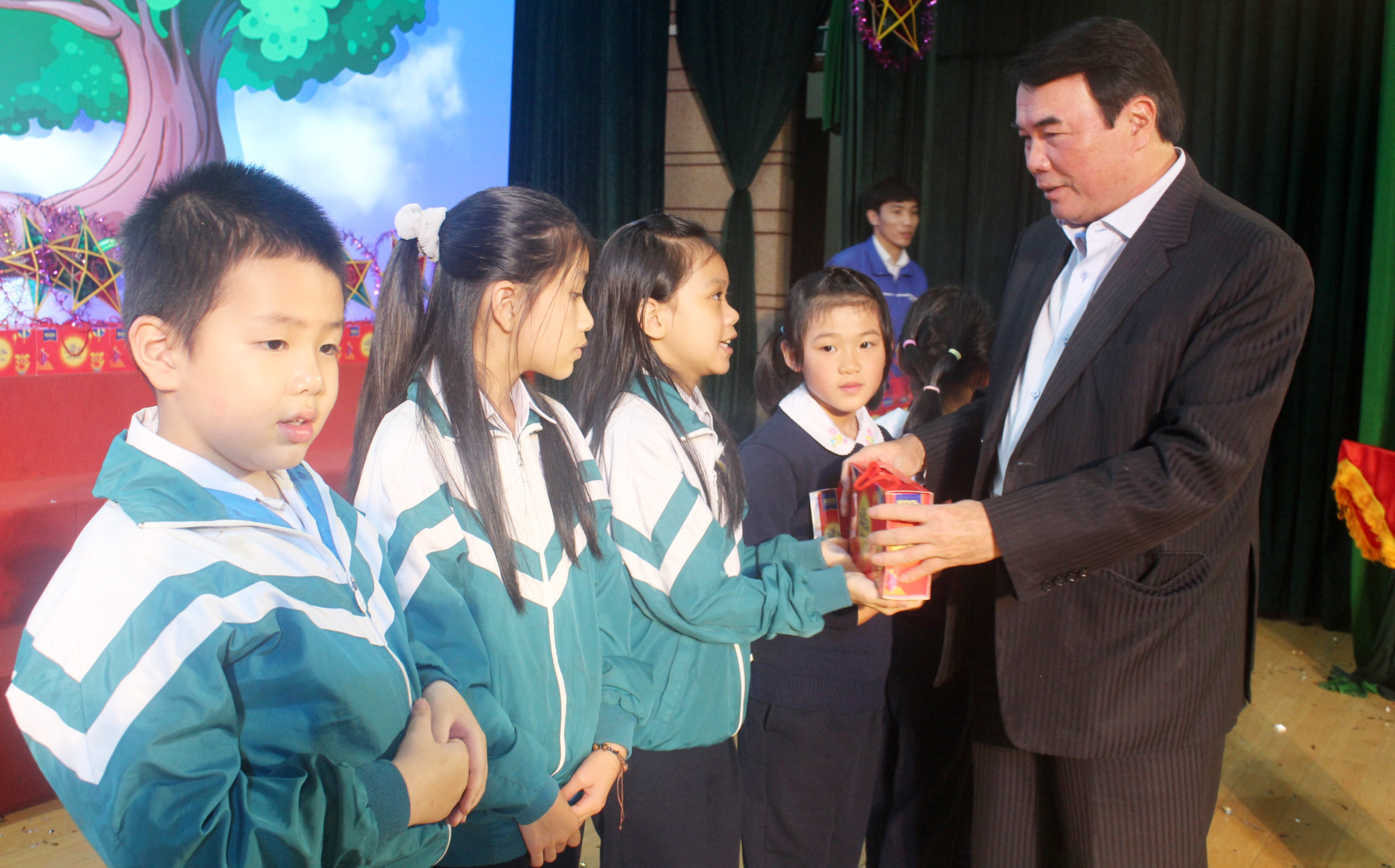 Ông Phạm S - Phó Chủ tịch UBND tỉnh Lâm Đồng trao quà cho các em thiếu nhi tại chương trình
