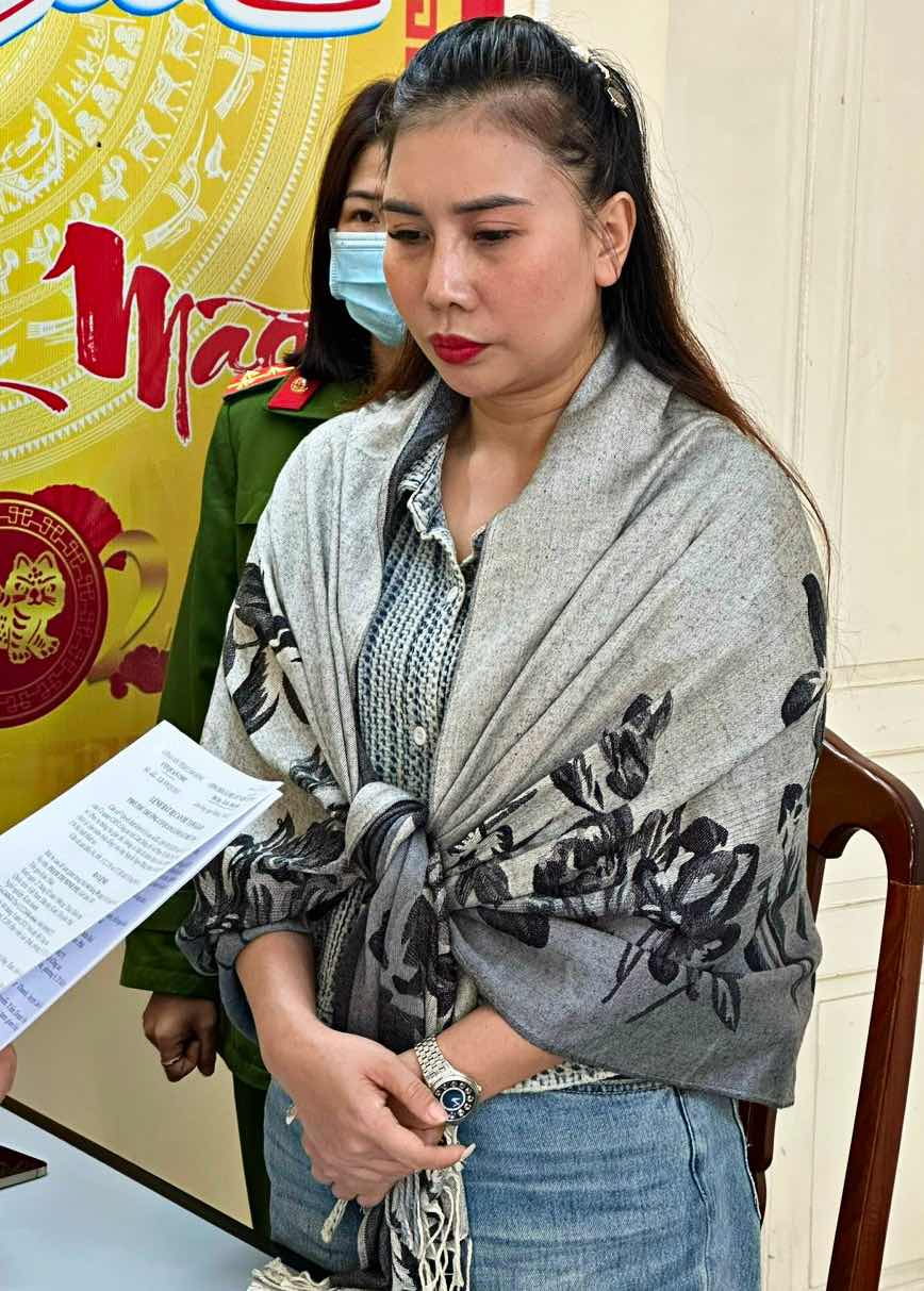 Cơ quan Cảnh sát điều tra đọc quyết định khởi tố bị can, lệnh tạm giam Phạm Thị Minh Phi.Ảnh: CTV
