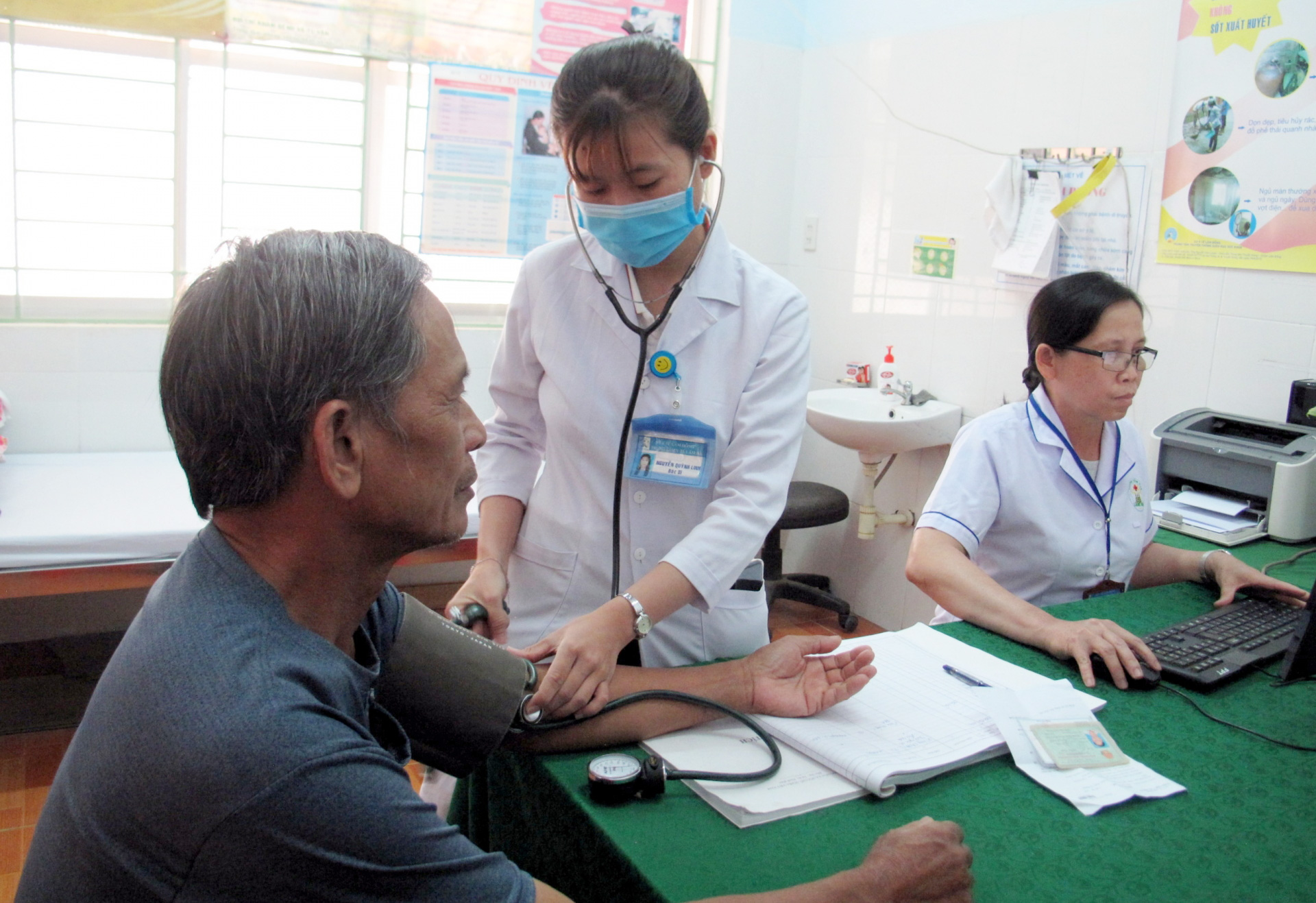 Theo dõi sức khỏe cho người dân tại Phòng khám Đa khoa khu vực Tân Hà, huyện Lâm Hà