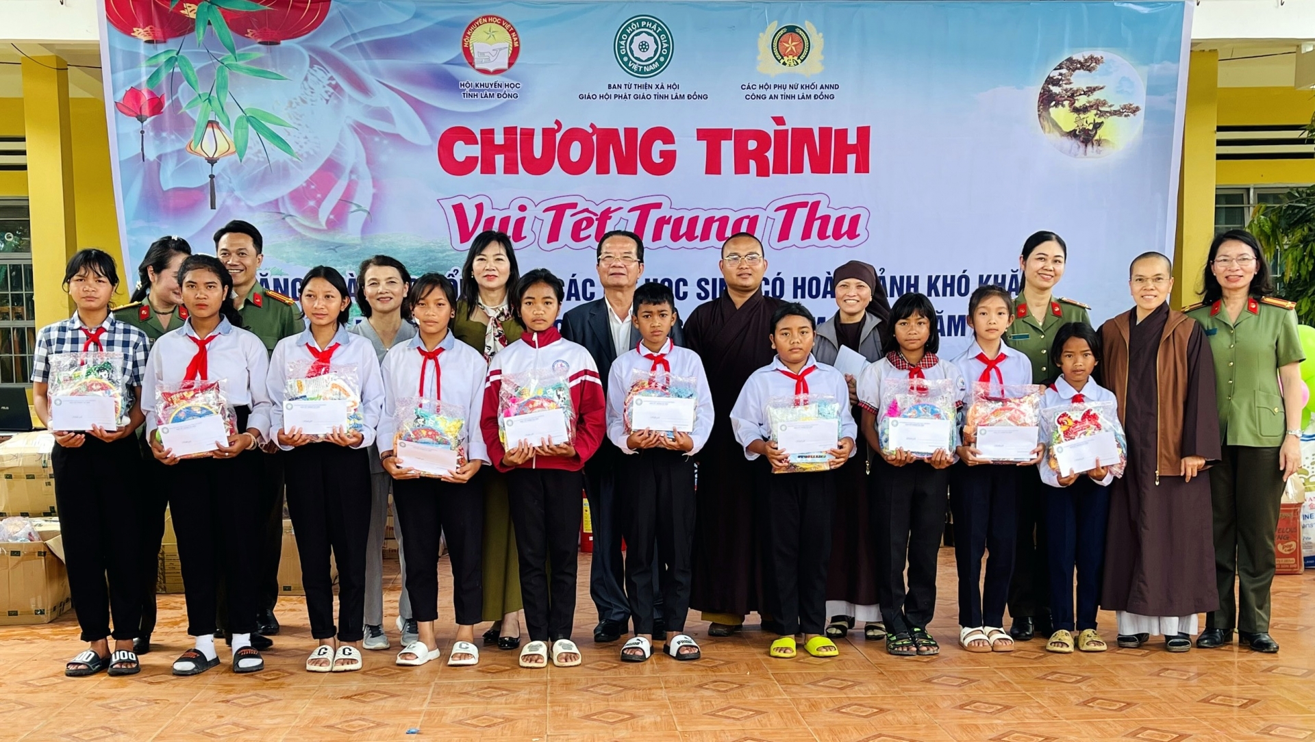 Trao học bổng và quà Trung thu cho học sinh các trường thuộc huyện Đam Rông