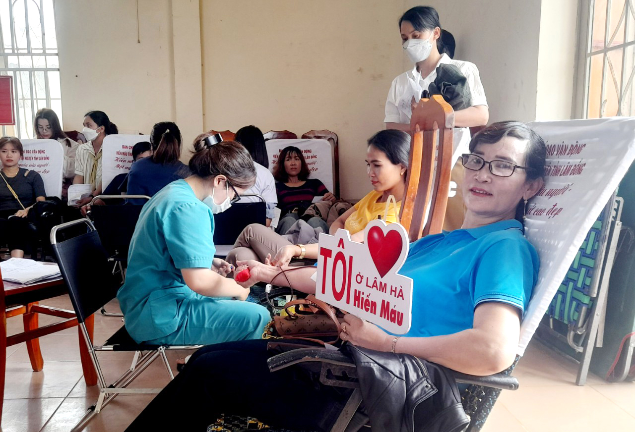 Nhiều người tình nguyện tham gia hiến máu tại Lâm Hà
