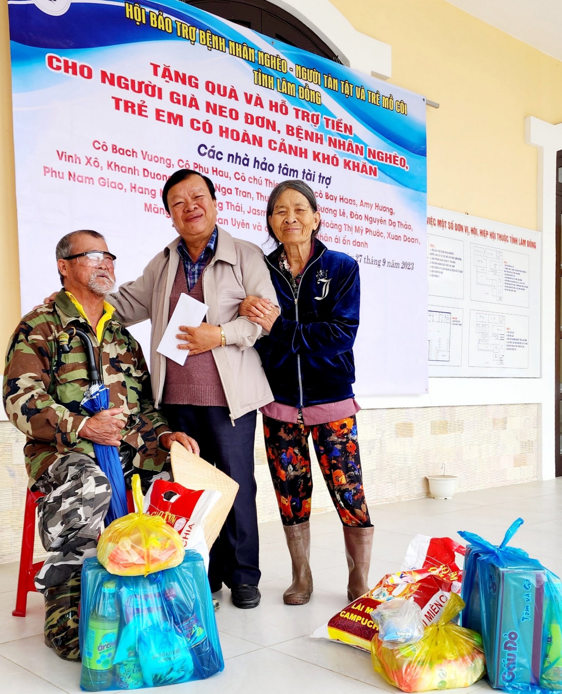 Ông Nguyễn Văn Lực –Chủ tịch Hội Bảo trợ Bệnh nhân nghèo –Người tàn tật và Trẻ mồ côi tỉnh Lâm Đồng trao quà Trung thu cho người già neo đơn và trẻ em có hoàn cảnh khó khăn