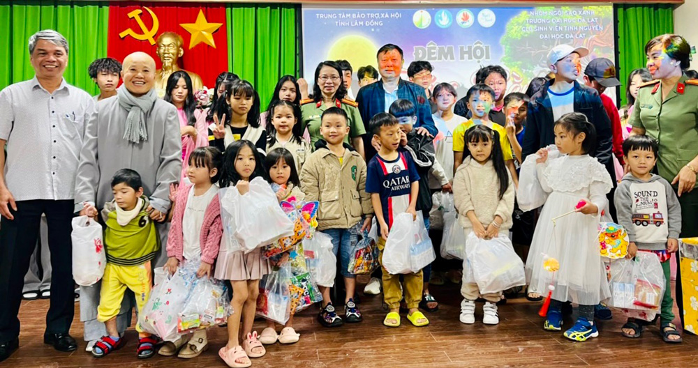 Trao quà Trung thu cho trẻ em tại Trung tâm Bảo trợ xã hội tỉnh Lâm Đồng