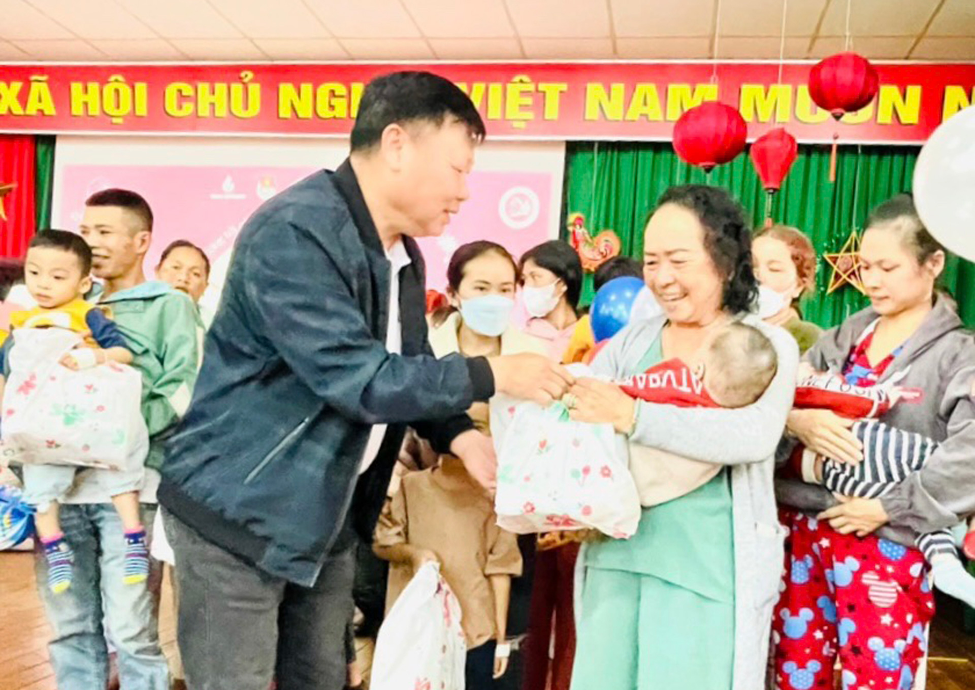 Trao tặng quà Trung thu cho trẻ em đang điều trị tại Bệnh viện Nhi Lâm Đồng