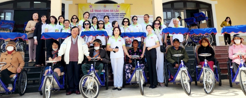 Trao tặng xe lắc cho người khuyết tật ở 5 huyện, thành phố
