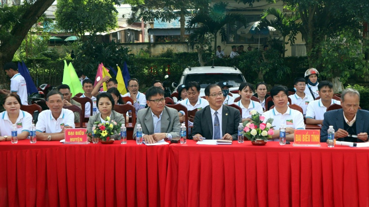 Các đại biểu của tỉnh và huyện Đức Trọng tham dự lễ mít tinh