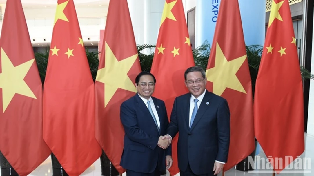 Thủ tướng Phạm Minh Chính và Thủ tướng Trung Quốc Lý Cường bắt tay trước khi vào phòng hội đàm