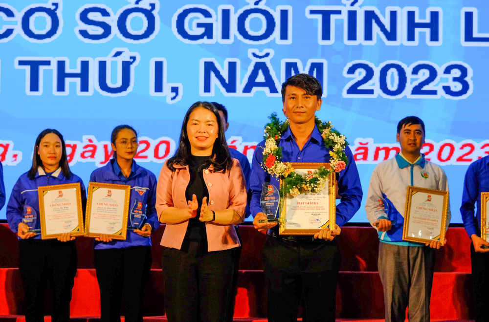 Ban tổ chức trao giải Ba cho thí sinh Lại Hoàng Nhựt - Bí thư Đoàn xã Quảng Ngãi, huyện Cát Tiên
