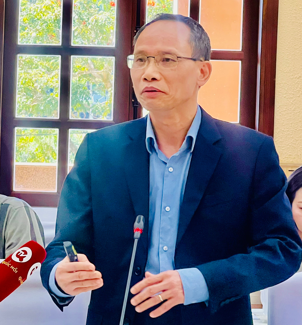 Ông Cấn Văn Lực – Thành viên Hội đồng khoa học của Ủy ban Thường vụ Quốc hội, chuyên gia kinh tế trưởng BIDV trình bày về phương pháp định giá đất, kinh nghiệm một số nước và kiến nghị đối với Việt Nam