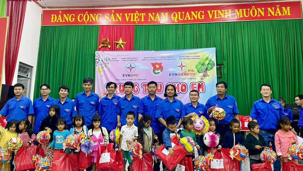 Đoàn Thanh niên Công ty trao quà Trung thu cho các em học sinh Trường Tiểu học Lộc Bảo