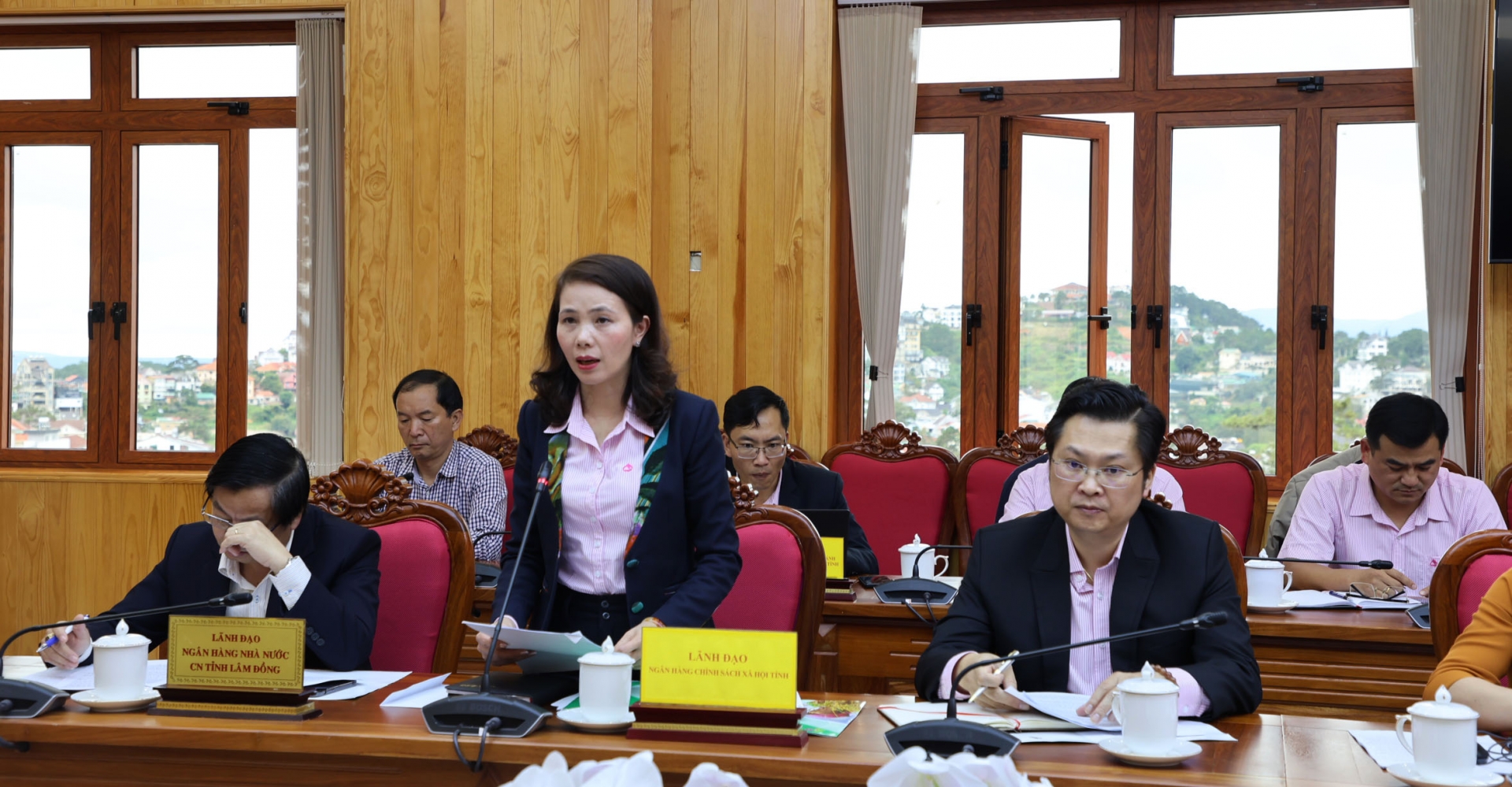Bà Nguyễn Thị Ngọc Thu – Phó Giám đốc phụ trách NHCSXH chi nhánh tỉnh Lâm Đồng trình bày báo cáo hoạt động của Ban đại diện