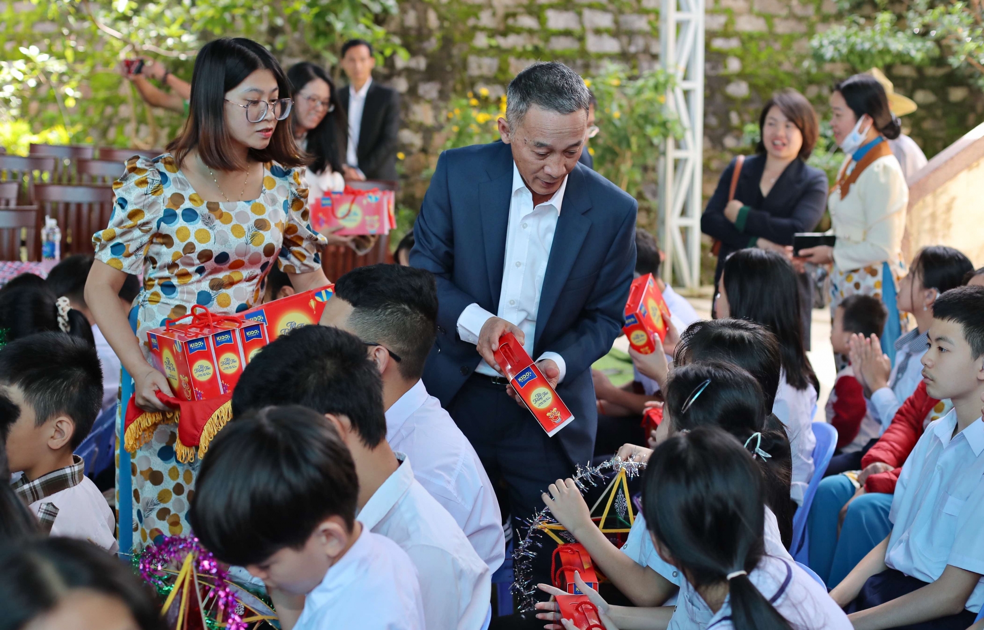 Chủ tịch UBND tỉnh Trần Văn Hiệp trao quà trung thu cho 125 trẻ em, học sinh Trường Khiếm thính Lâm Đồng