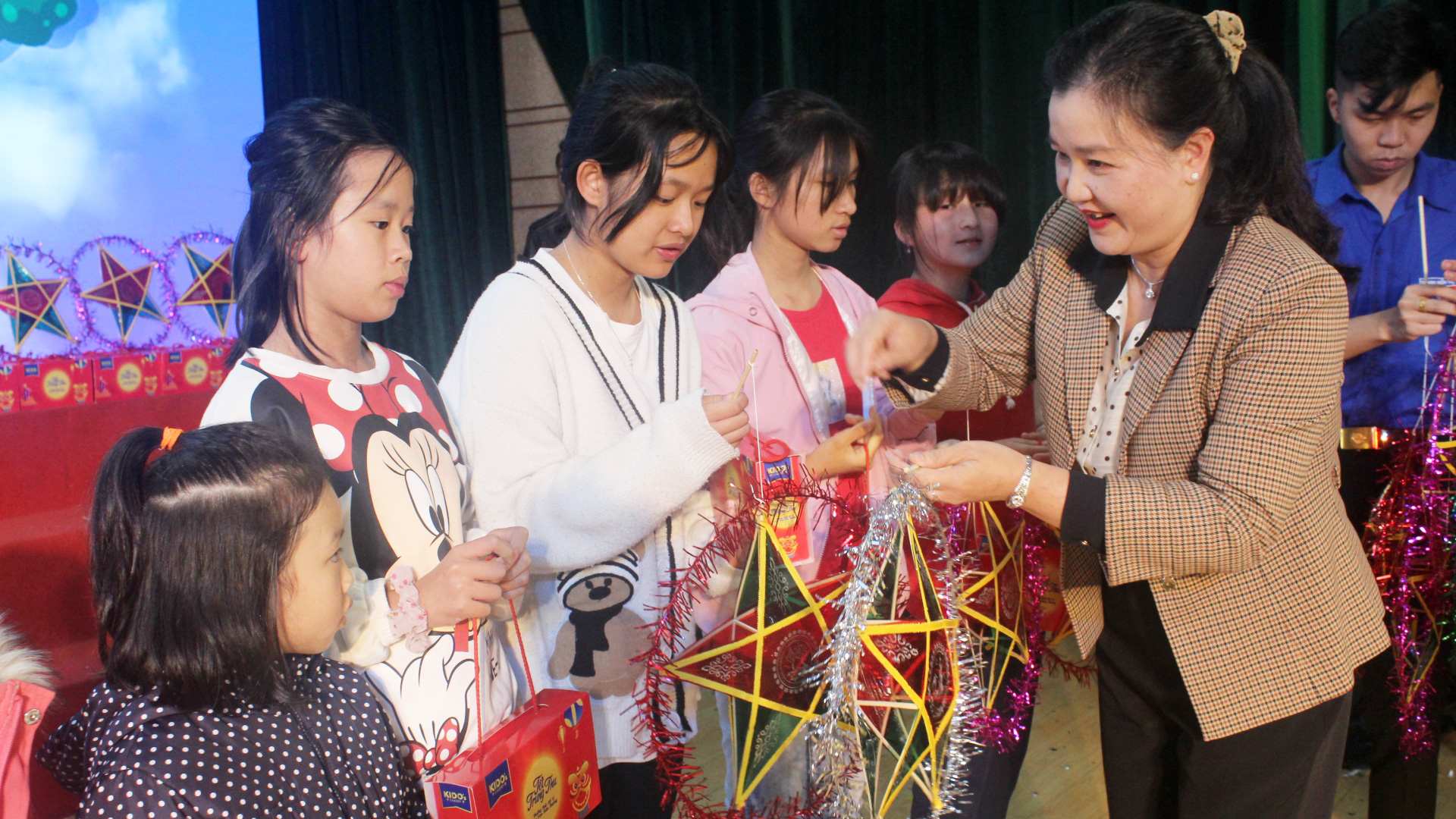 Bà Lê Thị Thêu - Giám đốc Sở Lao động Thương binh và Xã hội trao đèn Trung thu cho các em thiếu nhi