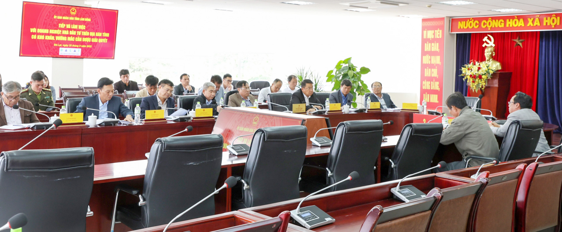 Lãnh đạo các sở, ngành tham dự buổi làm việc với doanh nghiệp cùng Phó Chủ tịch UBND tỉnh Lâm Đồng Võ Ngọc Hiệp
