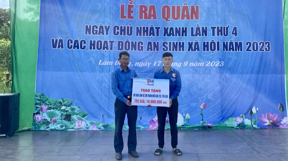 Trao tặng mô hình sinh kế trị giá 10 triệu đồng cho thanh niên xã Nam Ninh