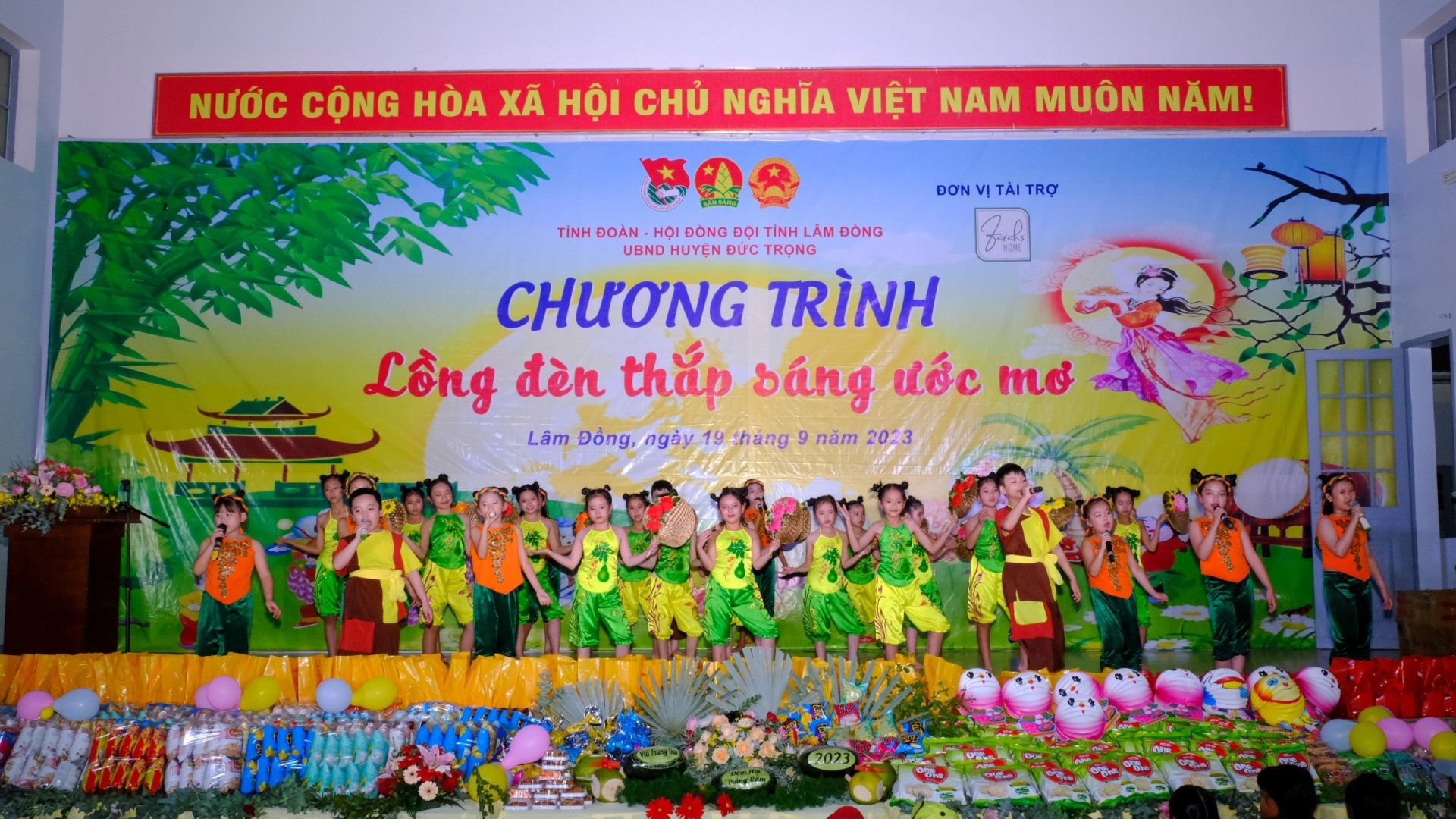 Các em thiếu nhi tham gia biểu diễn văn nghệ tại chương trình