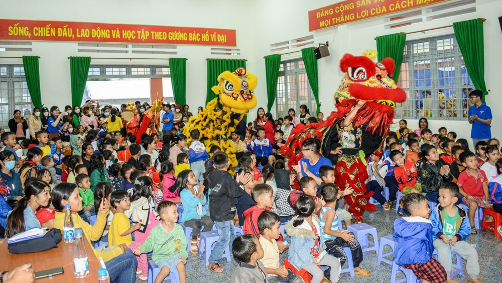 Biểu diễn múa lân phục vụ các em học sinh tại xã Lộc Bảo
