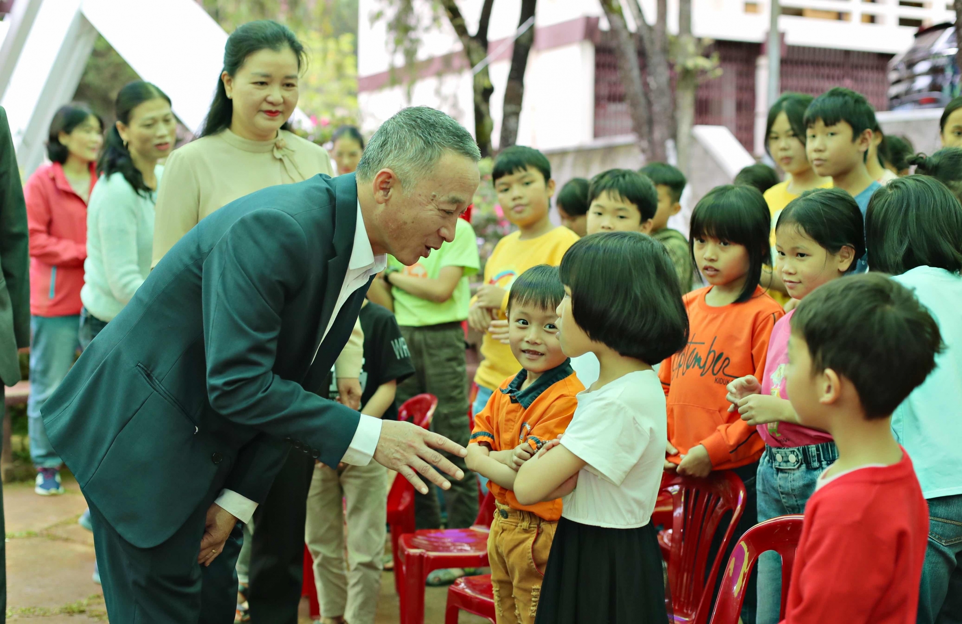 Chủ tịch UBND tỉnh Trần Văn Hiệp ân cần hỏi thăm một em nhỏ tại Làng Trẻ em SOS Đà Lạt