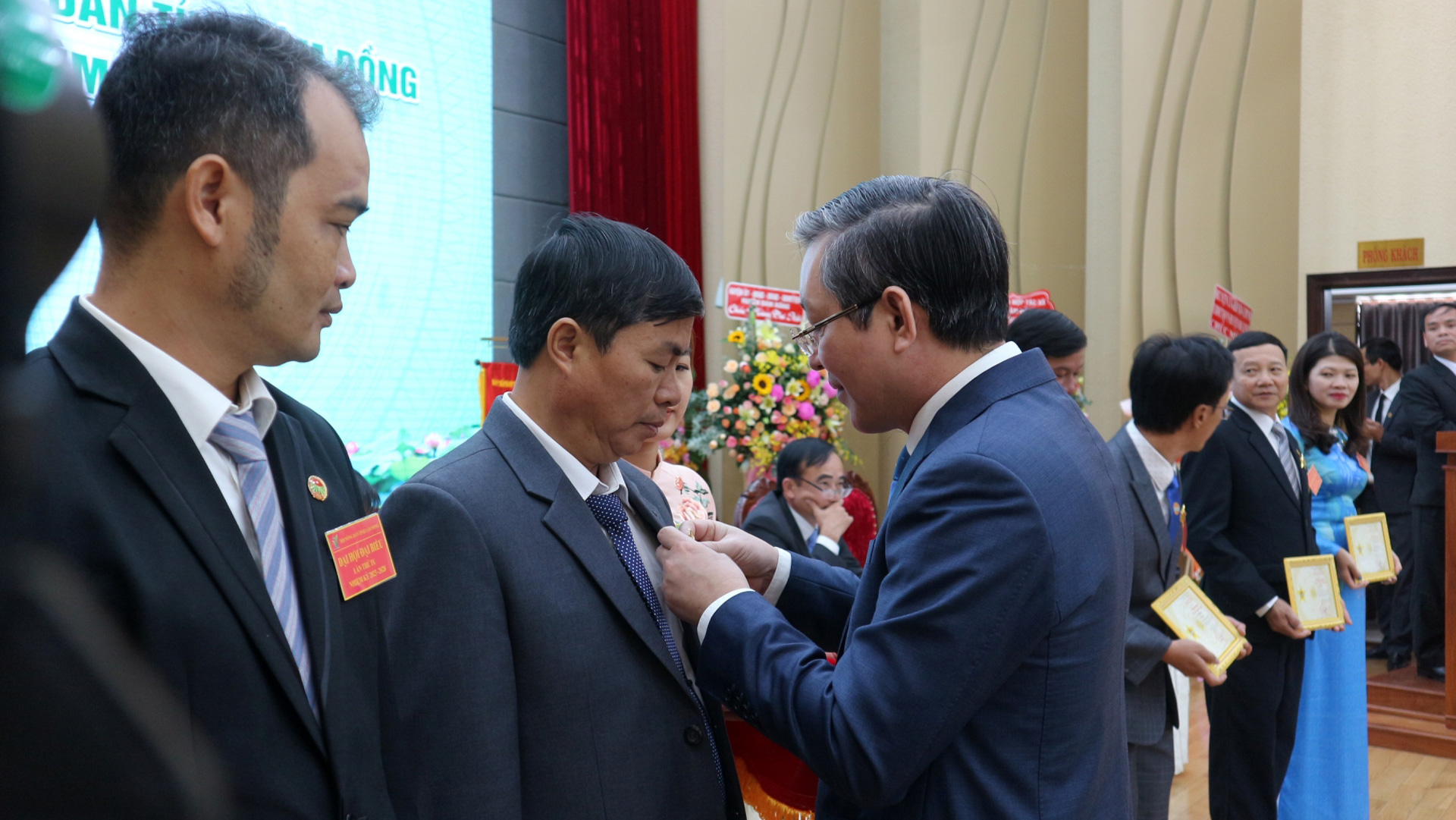 Đồng chí Lương Quốc Đoàn - Chủ tịch Trung ương Hội Nông dân Việt Nam trao tặng Kỷ niệm chương Vì giai cấp công nhân Việt Nam