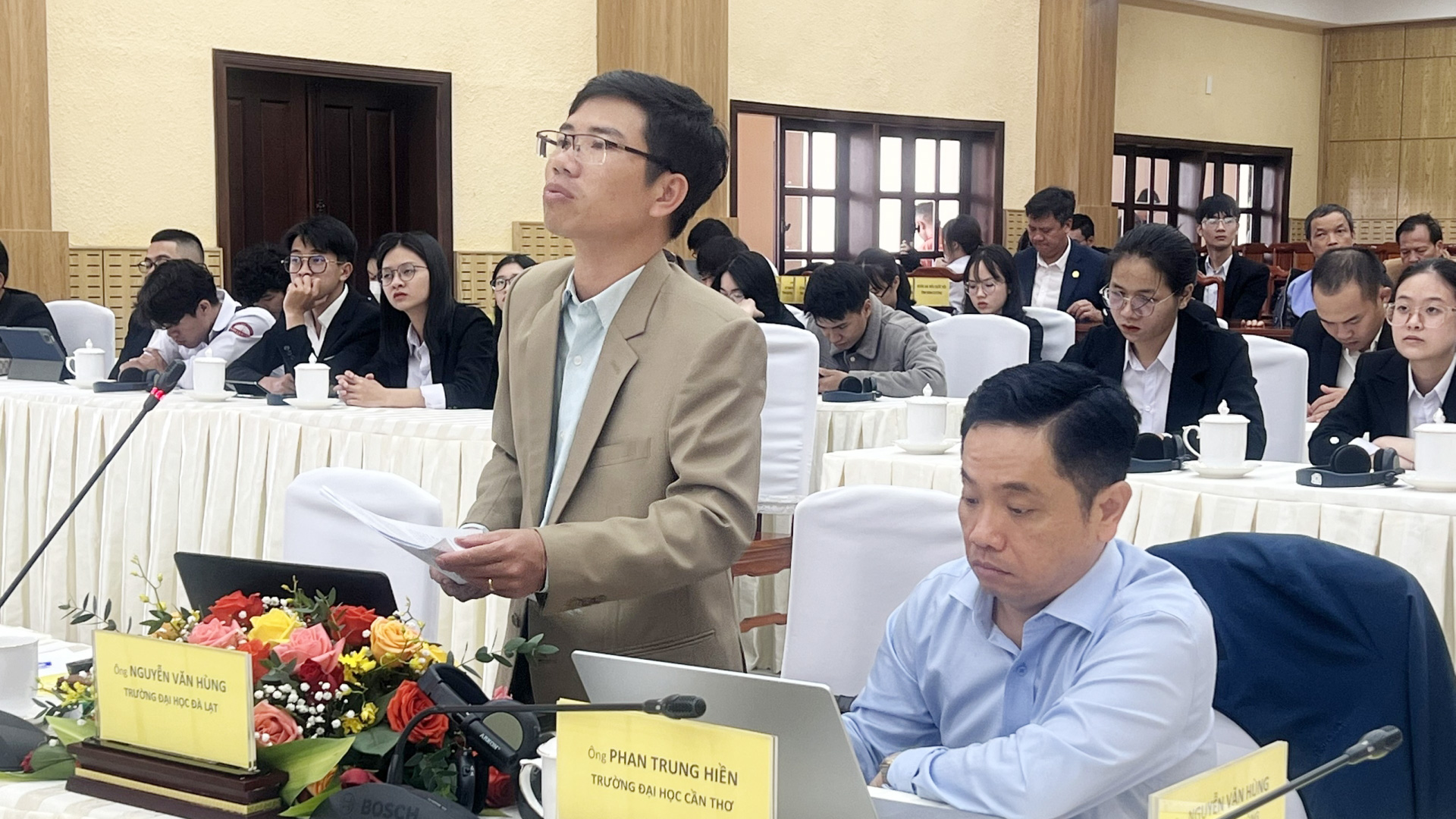 Thạc sĩ, giảng viên chính Nguyễn Văn Hùng - Trường Đại học Đà Lạt trao đổi tại hội thảo