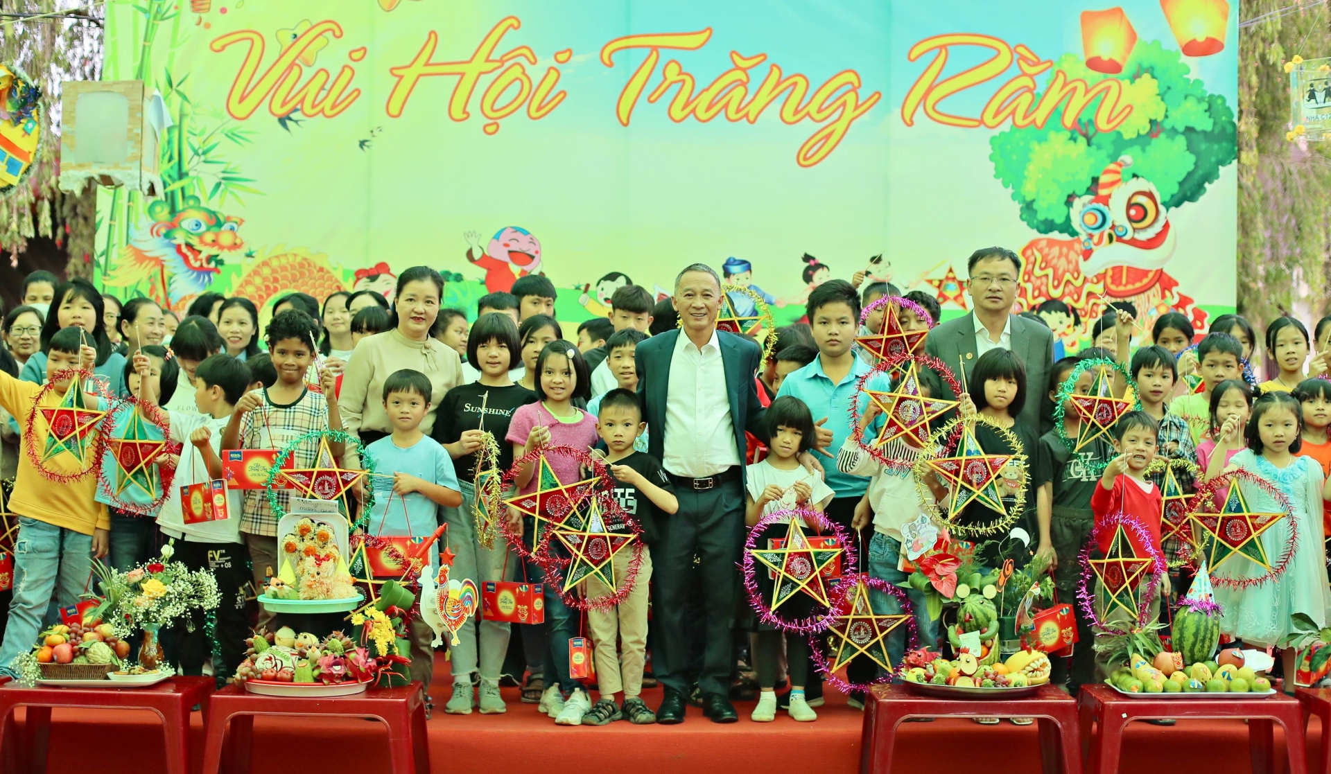 Chủ tịch UBND tỉnh Trần Văn Hiệp cùng lãnh đạo các sở, ngành, địa phương thăm, tặng quà Trung thu cho trẻ em Làng Trẻ em SOS Đà Lạt