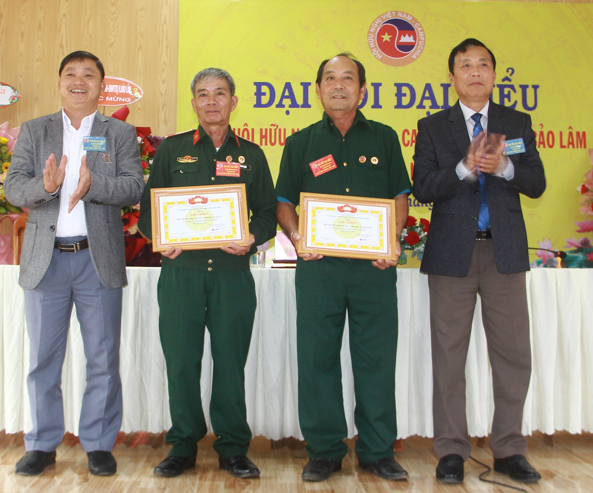 Lãnh đạo huyện Bảo Lâm trao giấy khen cho các cá nhân và tập thể