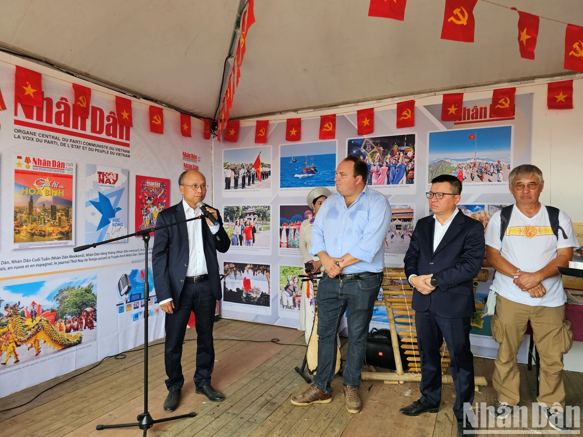 Đại sứ Việt Nam tại Pháp Đinh Toàn Thắng nhấn mạnh ý nghĩa của các hoạt động tại gian trưng bày do Báo Nhân Dân tổ chức, góp phần quảng bá Việt Nam và tăng cường giao lưu với bạn bè quốc tế