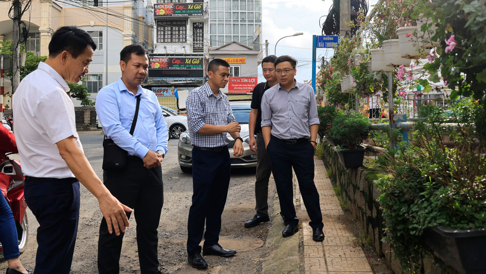 Các chuyên gia trao đổi tại khu vực dọc suối Phan Đình Phùng