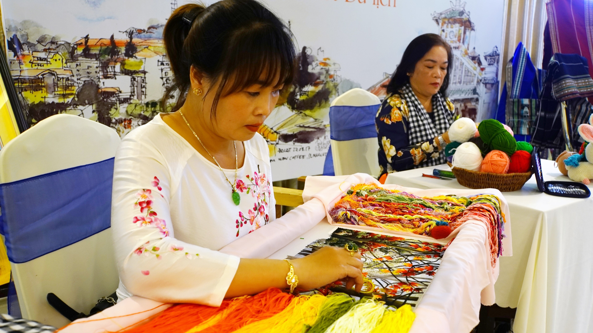 Tranh thêu tay Hữu Hạnh Đà Lạt, một trong những sản phẩm tiêu biểu được ngành Du lịch Lâm Đồng mang đến giới thiệu tại Đồng Tháp, TP Cần Thơ