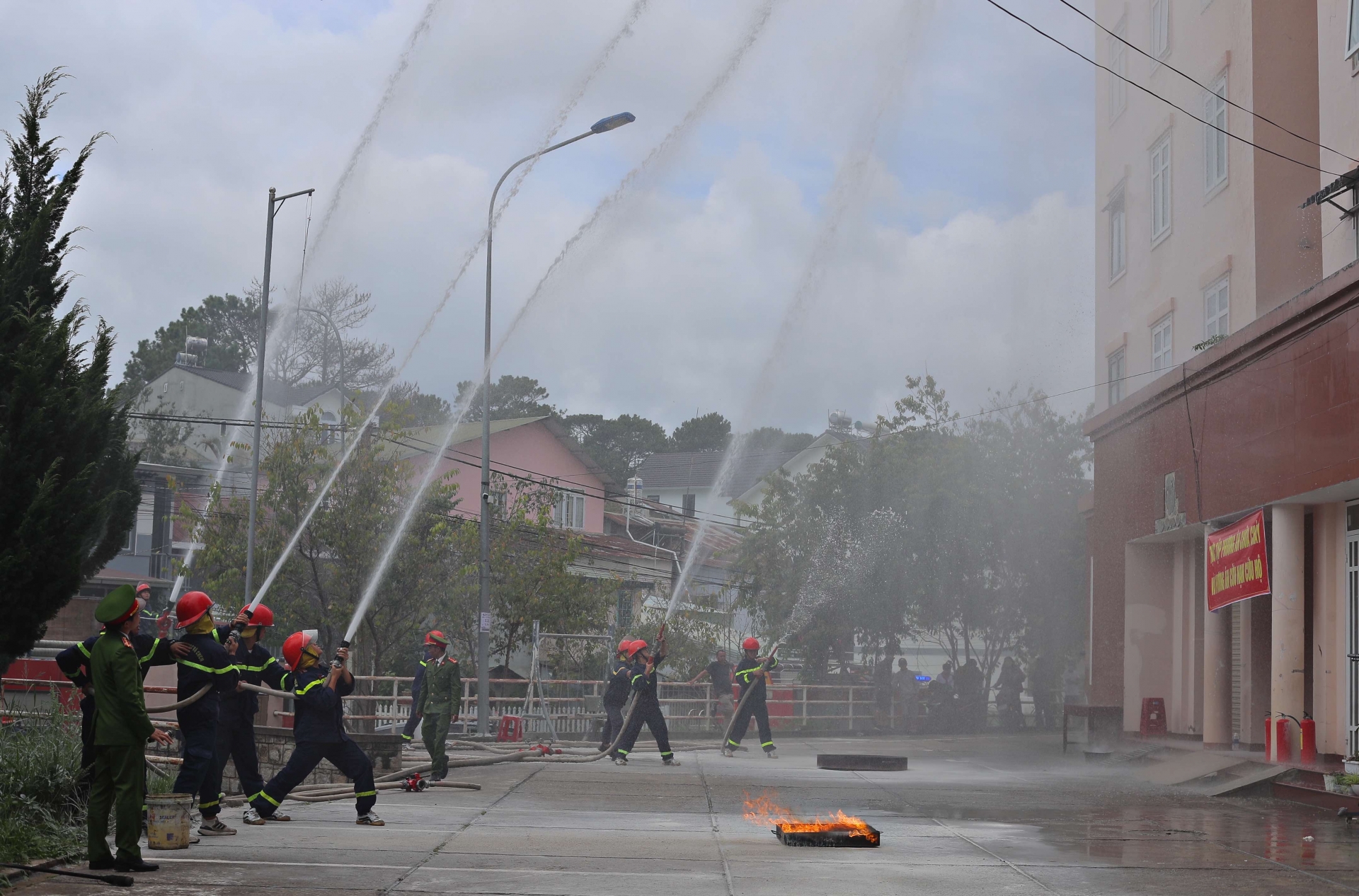 Các chiến sỹ Phòng PC07 tiến hành cứu người bị nạn, khống chế đám cháy trong buổi thực tập chữa cháy, cứu nạn cứu hộ tại chung cư Yersin ngày 21/9
