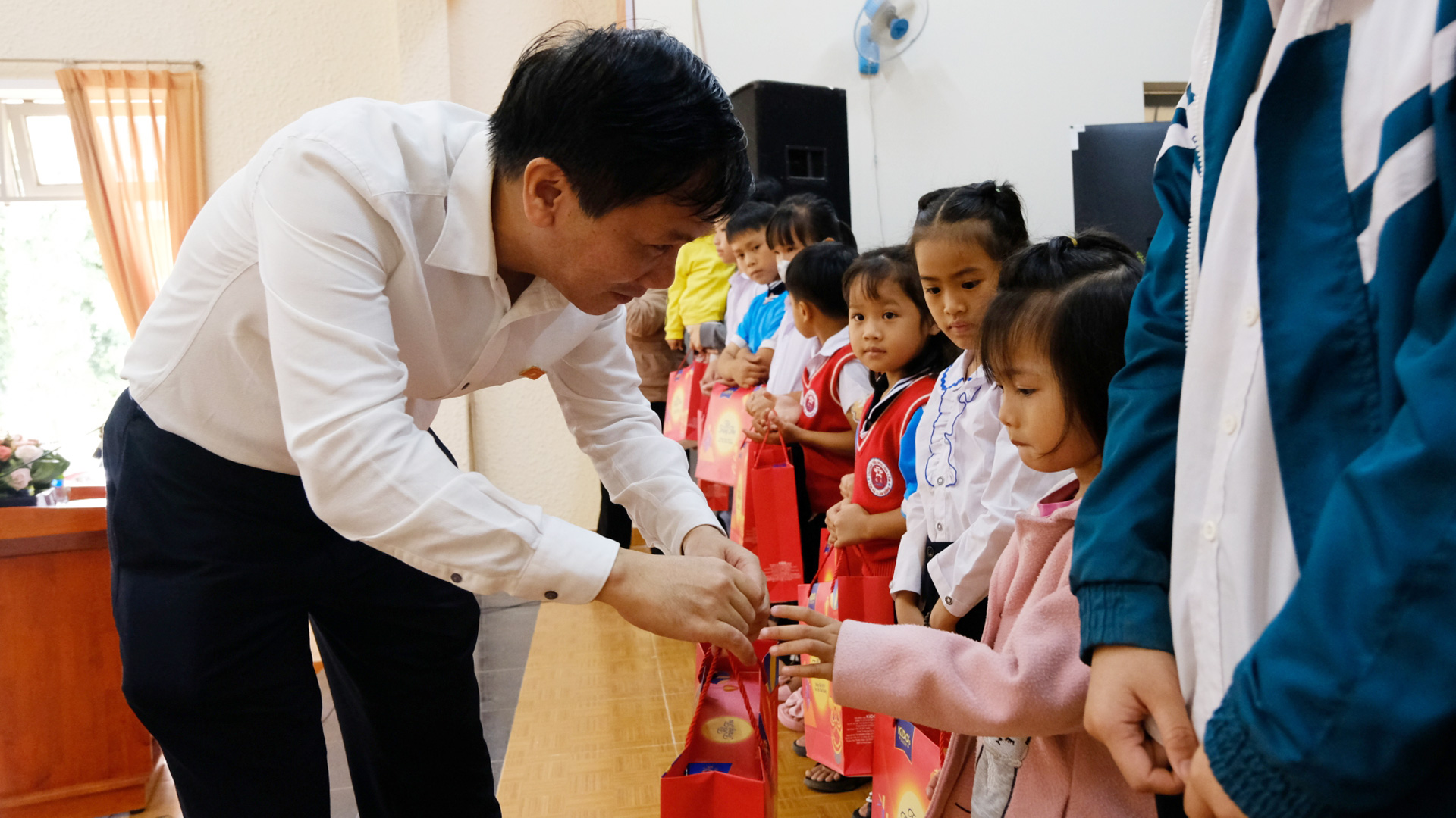 Ông Lâm Văn Đoan - Phó Chủ nhiệm Uỷ ban Xã hội của Quốc Hội tặng quà trung thu cho các em học sinh có hoàn cảnh khó khăn