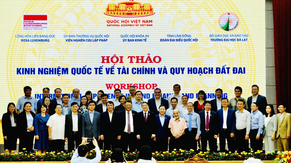 Các đại biểu tham dự chụp hình lưu niệm cùng lãnh đạo Quốc hội và lãnh đạo tỉnh Lâm Đồng